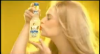 frutti extra reklamında şişeyi öpen kız