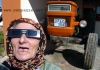 gülümseyerek gözlüğünün sapını ısıran kız / #151126